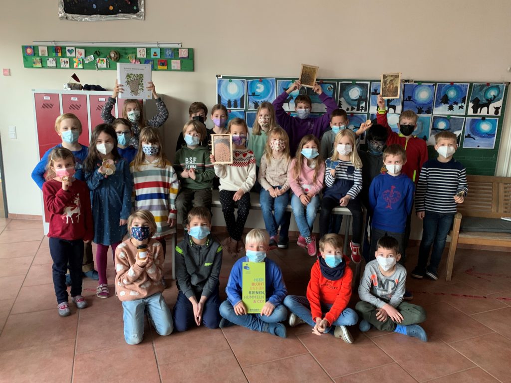 Riesige Freude: Montessorischule Salzkotten gewinnt Wettbewerb „Bienenwunder“